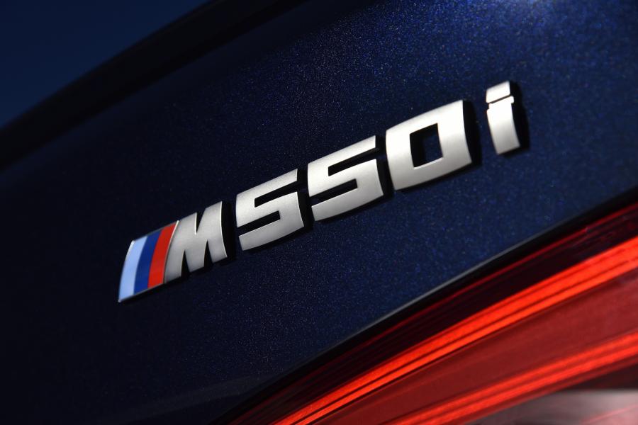 Логотип BMW M550i xDrive Sedan 2017 года  (WW) (фото 6 из 48)